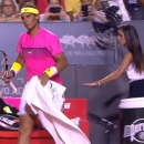 Nadal giở “ảo thuật” thay quần giữa sân đấu: Mỹ nhân nhặt bóng hết hồn
