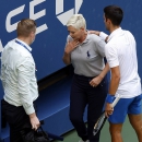 (SỐC CLIP) Đánh bóng trúng cổ trọng tài, Djokovic bị loại khỏi US Open