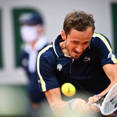 Medvedev, Zverev và Tsitsipas "dắt nhau" qua vòng ba Roland Garros