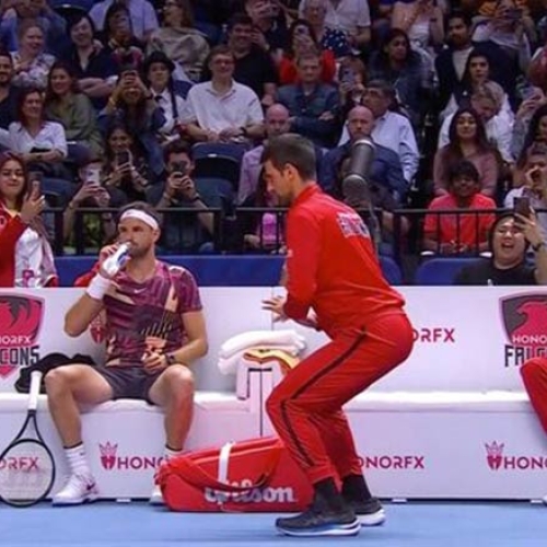 Djokovic bị mắng "hèn nhát” vì bỏ trận đấu với Kyrgios, vẫn nhảy múa ngoài sân